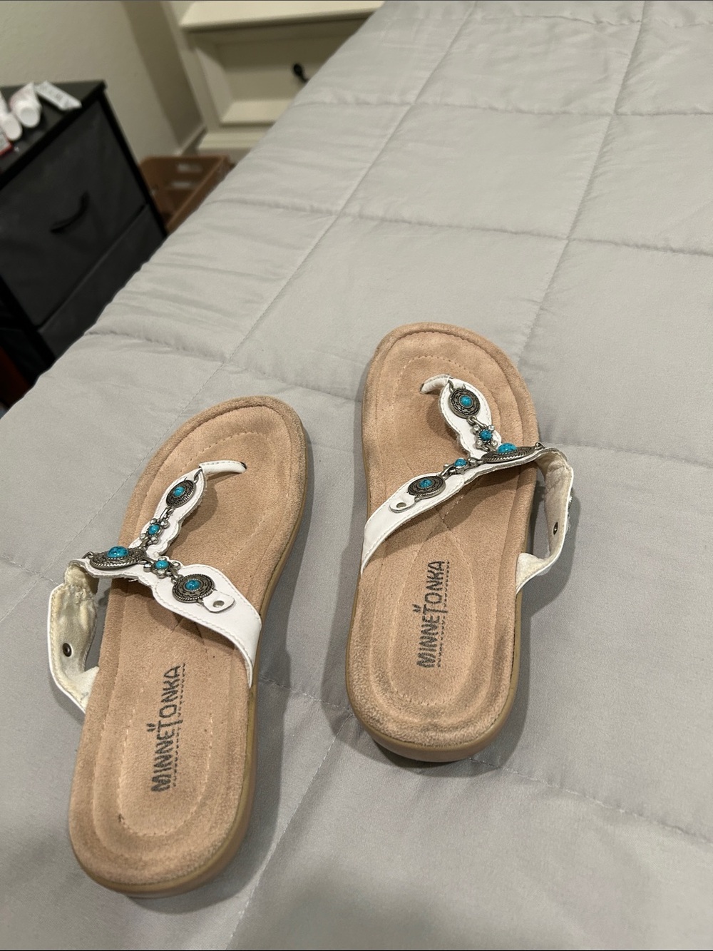 Minnetonka White leather with Turquoise Concho Southwestern Thong Sandal…